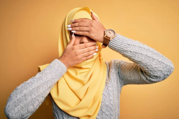 Junge Schöne Afrikanisch Amerikanische Mädchen Trägt Muslimischen Hijab Vor Isoliertem — Stockfoto