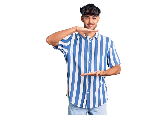 Joven Hombre Hispano Con Ropa Casual Haciendo Gestos Con Las — Foto de Stock