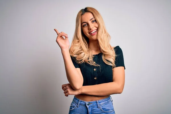 Jovem Mulher Loira Bonita Vestindo Camiseta Casual Sobre Fundo Branco — Fotografia de Stock