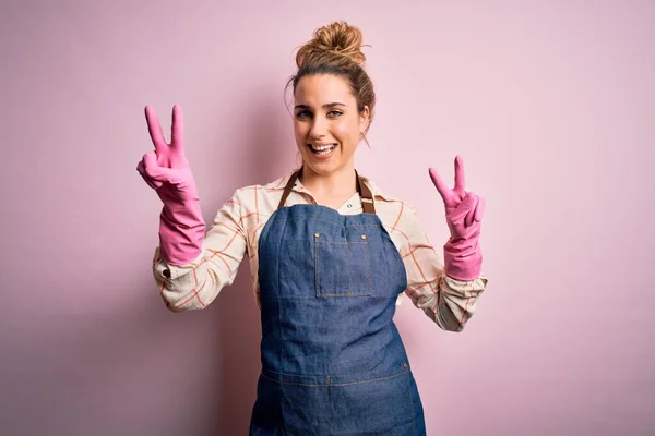 Νέα Όμορφη Ξανθιά Καθαρίστρια Κάνει Δουλειές Του Σπιτιού Φορώντας Arpon — Φωτογραφία Αρχείου