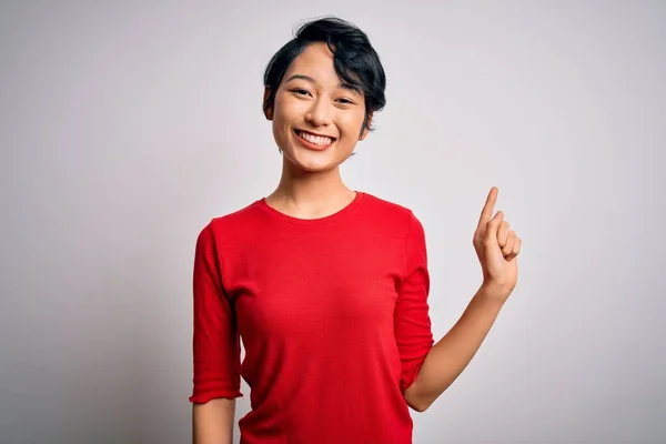 Jovem Bela Menina Asiática Vestindo Casual Camiseta Vermelha Sobre Isolado — Fotografia de Stock