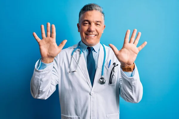 Hombre Guapo Médico Pelo Gris Mediana Edad Con Abrigo Estetoscopio —  Fotos de Stock