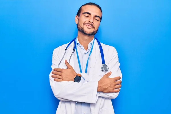 Joven Hombre Guapo Con Abrigo Médico Estetoscopio Abrazándose Feliz Positivo — Foto de Stock