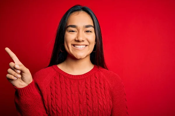 Jonge Mooie Aziatische Vrouw Dragen Casual Trui Staan Geïsoleerde Rode — Stockfoto