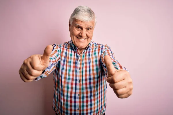 Uomo Anziano Bello Hoary Indossa Casual Camicia Colorata Sfondo Rosa — Foto Stock