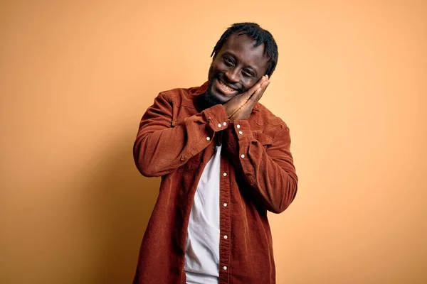 Joven Hombre Afroamericano Guapo Usando Chaqueta Casual Pie Sobre Fondo —  Fotos de Stock