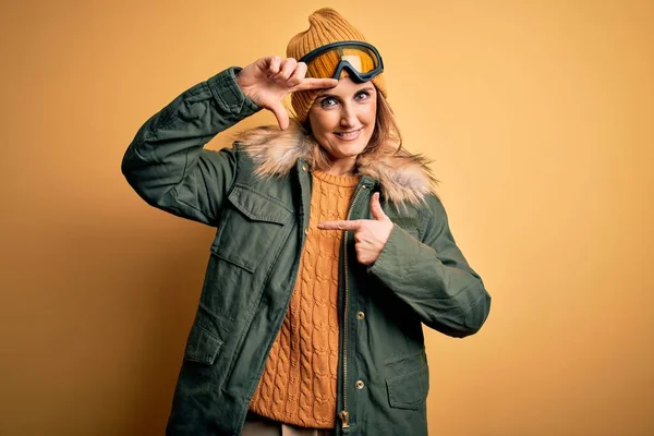 Mulher Esquiador Loira Bonita Meia Idade Vestindo Roupas Esportivas Neve — Fotografia de Stock