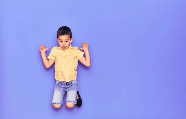 Adorable Niño Con Ropa Casual Saltando Sobre Fondo Púrpura Aislado — Foto de Stock