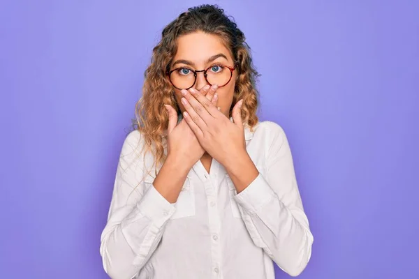 Jonge Mooie Vrouw Met Blauwe Ogen Dragen Casual Shirt Bril — Stockfoto