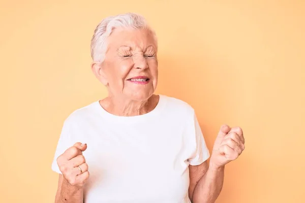 Mujer Mayor Hermosa Con Ojos Azules Pelo Gris Con Camiseta — Foto de Stock