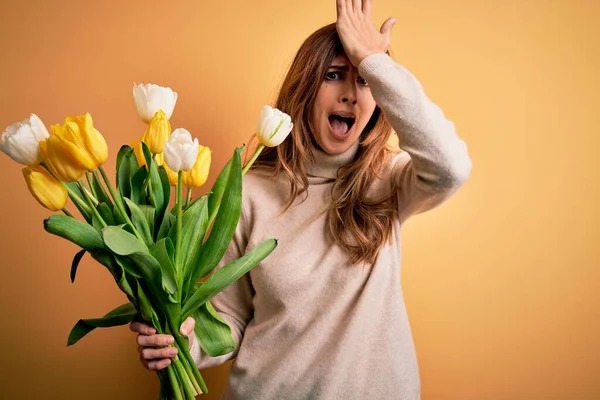 Jonge Mooie Brunette Vrouw Met Boeket Van Gele Tulpen Geïsoleerde — Stockfoto