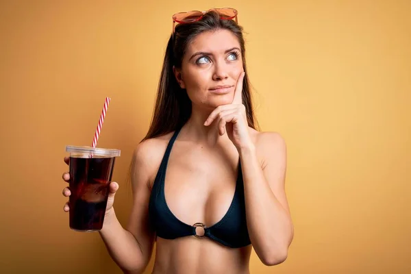 Mladá Krásná Žena Modrýma Očima Dovolené Bikinách Pití Cola Nápoje — Stock fotografie