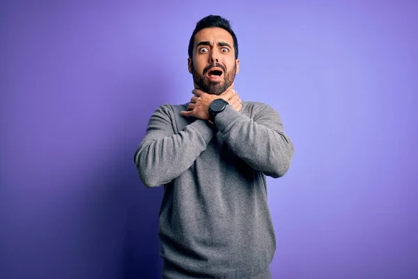 Bonito Empresário Com Barba Vestindo Gravata Casual Sobre Fundo Roxo — Fotografia de Stock