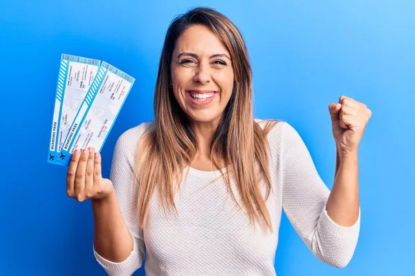 Joven Hermosa Mujer Sosteniendo Tarjeta Embarque Aerolínea Gritando Orgulloso Celebrando —  Fotos de Stock