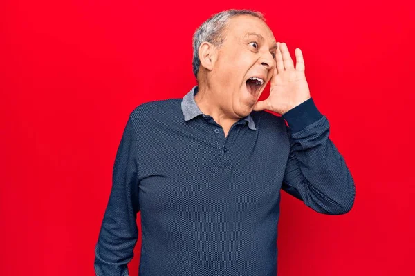 Senior Man Met Grijs Haar Draagt Casual Polo Schreeuwen Schreeuwen — Stockfoto