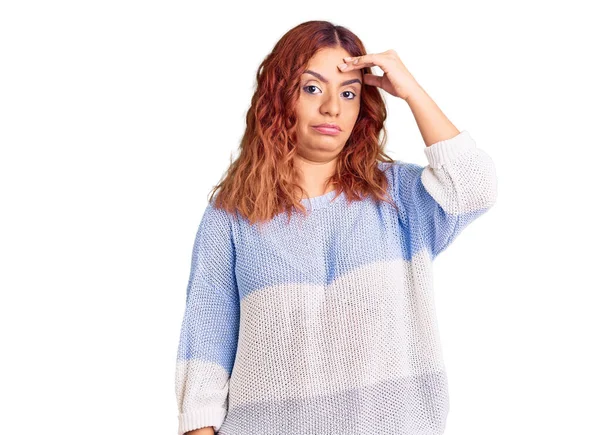 Ung Latinamerikansk Kvinna Bär Casual Kläder Orolig Och Stressad Över — Stockfoto