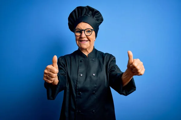 Senior Hermosa Mujer Chef Pelo Gris Con Uniforme Cocina Sombrero —  Fotos de Stock