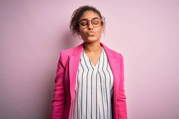 Belle Femme Affaires Afro Américaine Portant Une Veste Des Lunettes — Photo