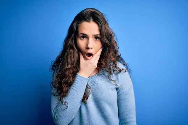 Jonge Mooie Vrouw Met Krullend Haar Dragen Blauwe Casual Trui — Stockfoto