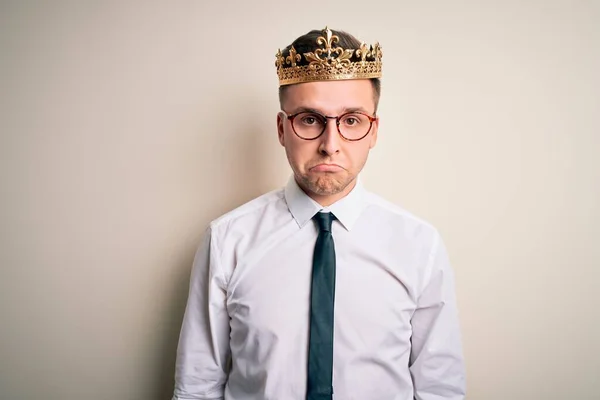 Young Handsome Caucasian Business Man Wearing Golden Crown Isolated Background — Stock Photo, Image