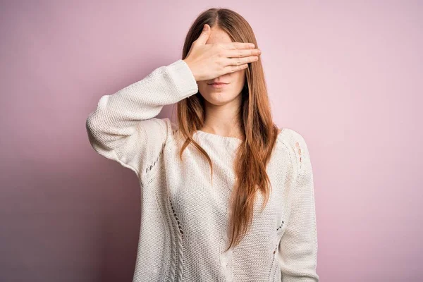 머리의 아름다운 여자가 가볍게 스웨터를 분홍색 손으로 심각하고 표정을 — 스톡 사진