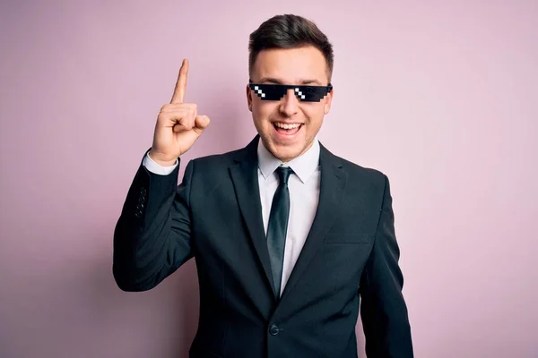 Joven Hombre Negocios Caucásico Guapo Usando Gafas Vida Matón Divertido — Foto de Stock