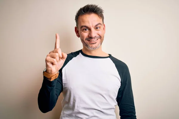 Junger Gutaussehender Mann Lässigem Shirt Steht Vor Isoliertem Weißen Hintergrund — Stockfoto