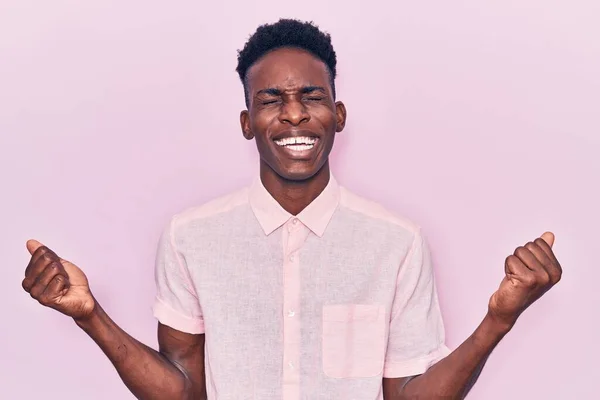 Jovem Afro Americano Vestindo Roupas Casuais Muito Feliz Animado Fazendo — Fotografia de Stock