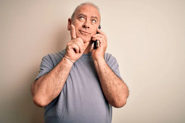 Homem Hoary Meia Idade Ter Conversação Falando Smartphone Sobre Fundo — Fotografia de Stock