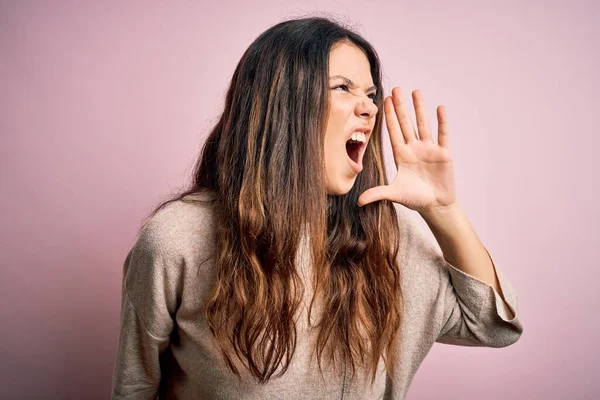 Jovem Bela Mulher Morena Vestindo Camisola Casual Sobre Fundo Rosa — Fotografia de Stock