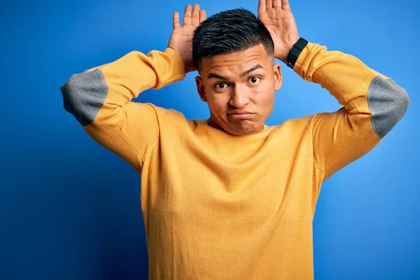 Hombre Latino Guapo Joven Que Usa Suéter Casual Amarillo Sobre —  Fotos de Stock