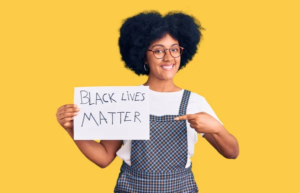 Fiatal Afro Amerikai Lány Kezében Fekete Életét Anyag Banner Mosolygó — Stock Fotó