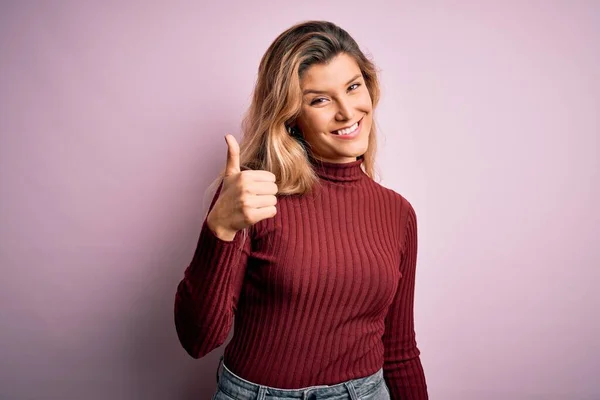 Jonge Mooie Blonde Vrouw Dragen Casual Trui Geïsoleerde Roze Achtergrond — Stockfoto