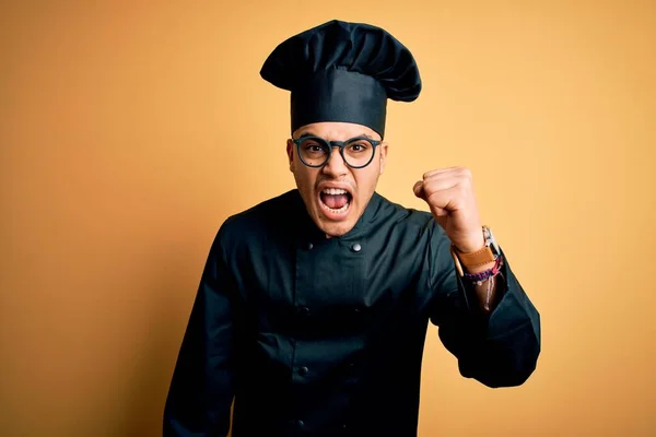 Joven Chef Brasileño Con Uniforme Cocina Sombrero Sobre Fondo Amarillo —  Fotos de Stock