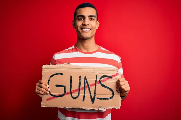 Joven Hombre Afroamericano Guapo Sosteniendo Pancarta Con Armas Prohibidas Mensaje —  Fotos de Stock