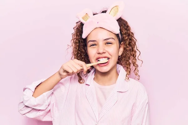 Bella Adolescente Latina Pigiama Maschera Del Sonno Sorridente Felice Piedi — Foto Stock