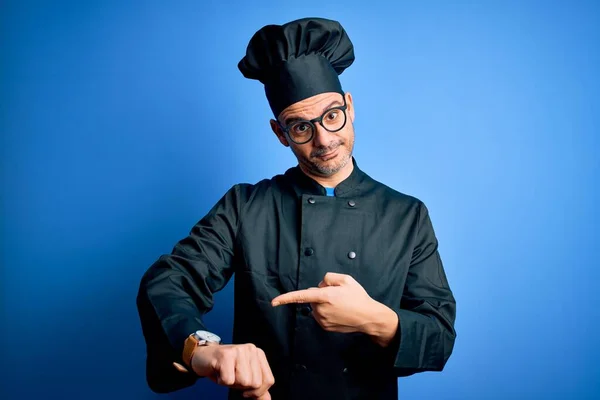 Joven Hombre Guapo Chef Con Uniforme Cocina Sombrero Sobre Fondo —  Fotos de Stock