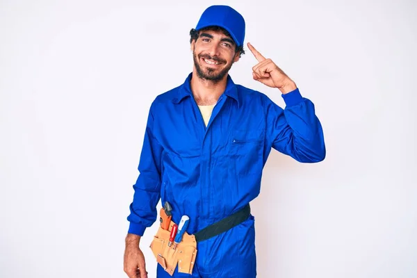 Bonito Jovem Com Cabelo Encaracolado Urso Weaing Handyman Uniforme Sorrindo — Fotografia de Stock