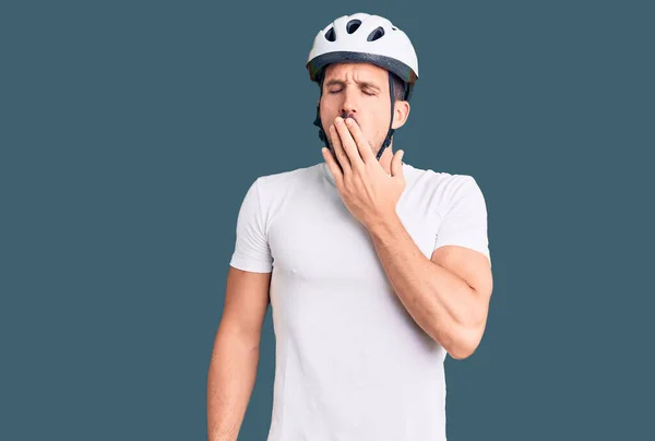 Joven Hombre Guapo Con Casco Bicicleta Aburrido Bostezar Boca Cubierta — Foto de Stock