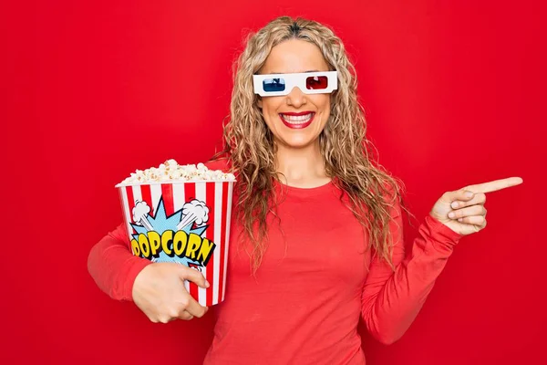 Ung Vacker Blond Kvinna Titta Film Med Glasögon Äta Popcorn — Stockfoto