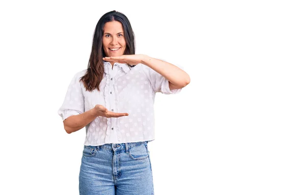 Jonge Mooie Brunette Vrouw Dragen Casual Shirt Gebaren Met Handen — Stockfoto