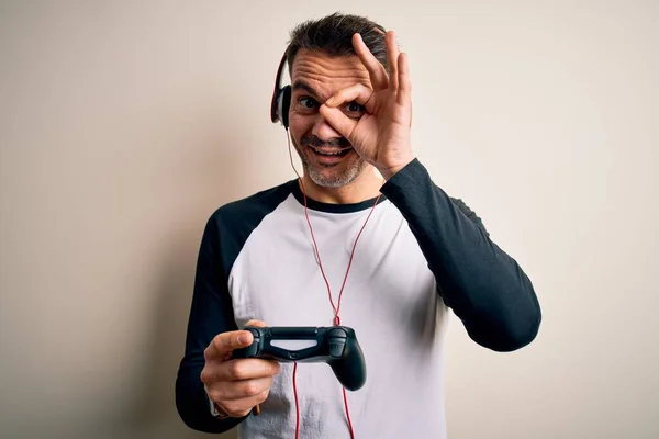 Joven Jugador Guapo Hombre Jugando Videojuego Con Joystick Auriculares Con —  Fotos de Stock