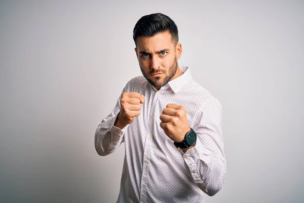 Jeune Bel Homme Portant Une Chemise Élégante Debout Sur Fond — Photo