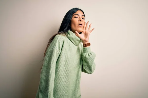 Mujer Hispana Hermosa Joven Vistiendo Suéter Invierno Verde Sobre Fondo — Foto de Stock