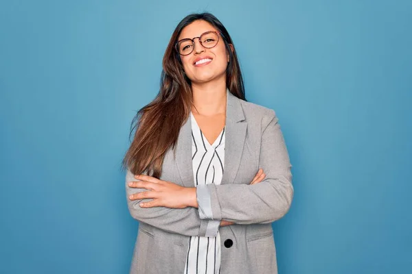 Jonge Latijns Amerikaanse Zakenvrouw Met Een Bril Een Blauwe Geïsoleerde — Stockfoto