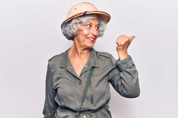 Senior Gråhårig Kvinna Bär Upptäcktsresande Hatt Leende Med Glada Ansikte — Stockfoto