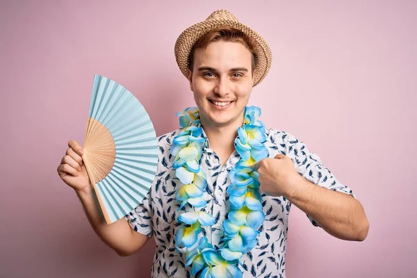 Giovane Bello Rossa Turista Uomo Vacanza Indossando Lei Hawaiano Cappello — Foto Stock