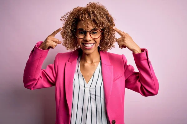 Jeune Femme Affaires Afro Américaine Portant Des Lunettes Debout Sur — Photo