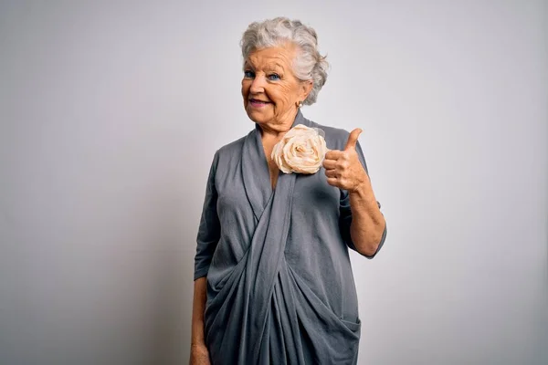 Ältere Schöne Grauhaarige Frau Lässigem Kleid Steht Vor Weißem Hintergrund — Stockfoto