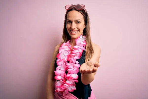 Junge Schöne Blonde Frau Trägt Badeanzug Und Blumen Hawaiian Lei — Stockfoto